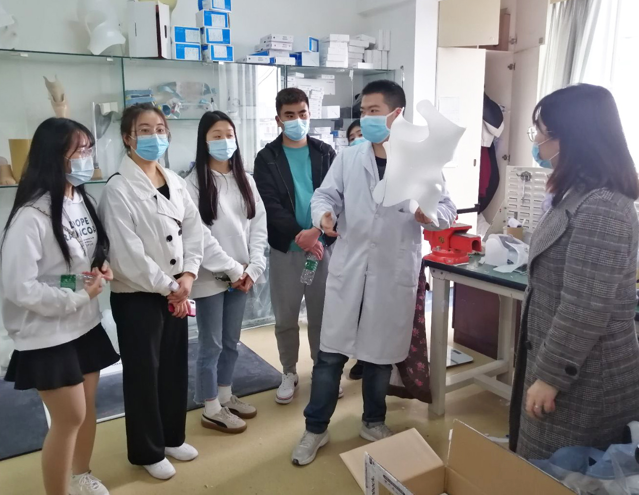 图2 参观假肢矫形中心1.jpg