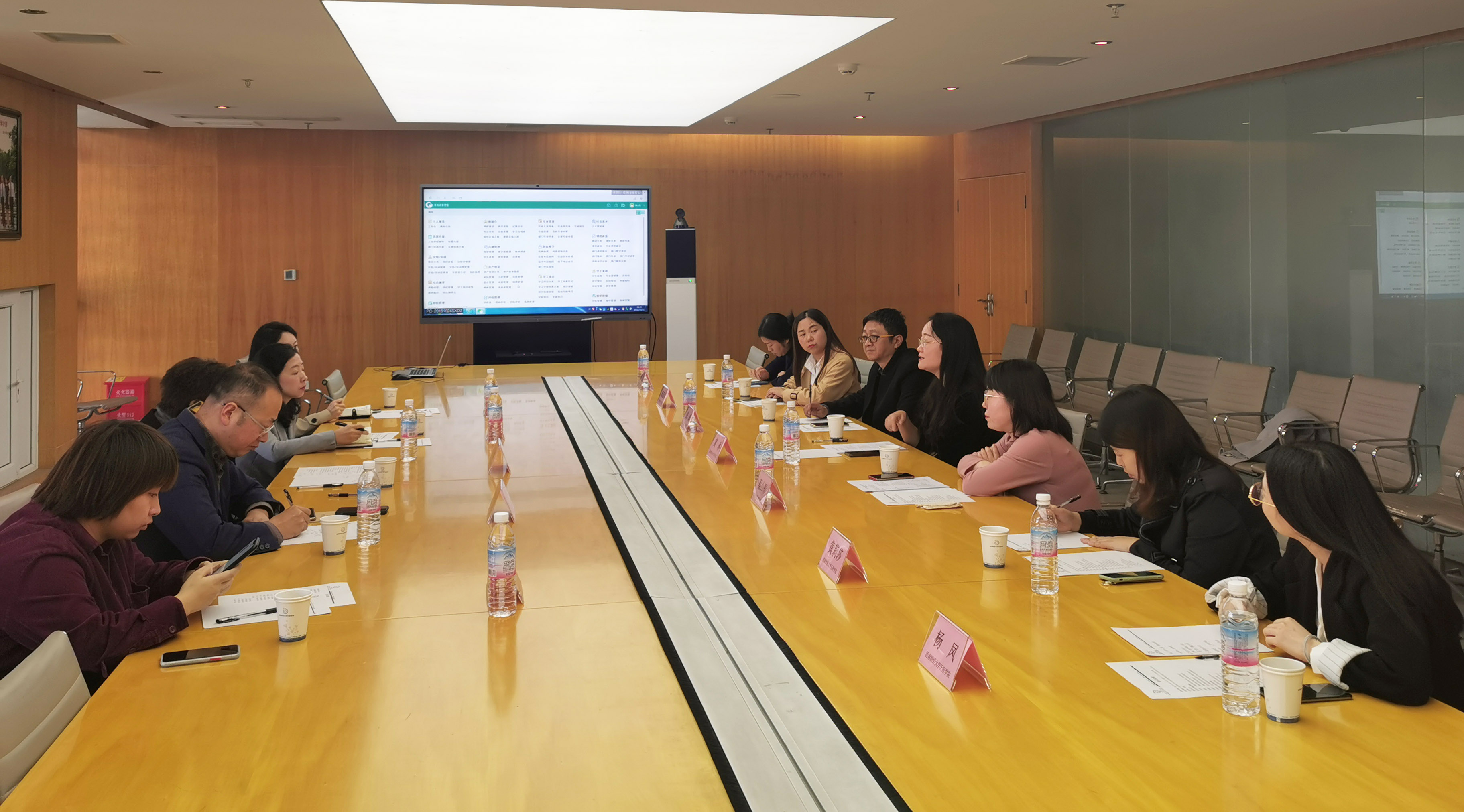 图3-3 召开座谈会.jpg