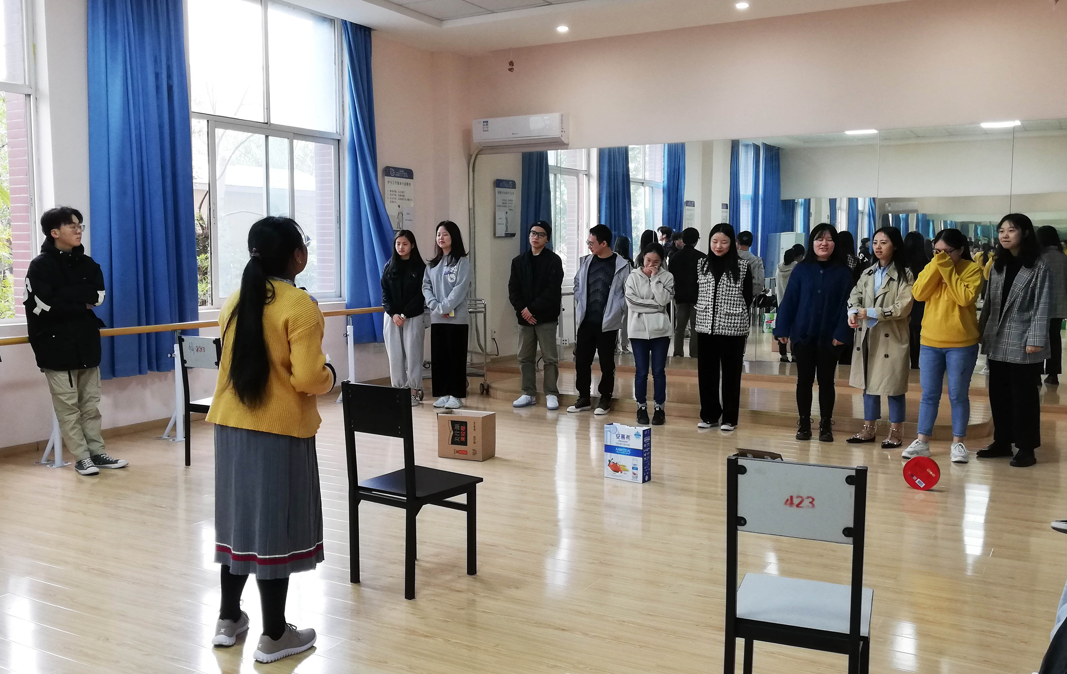 图1 “盲人过河”活动现场1.jpg