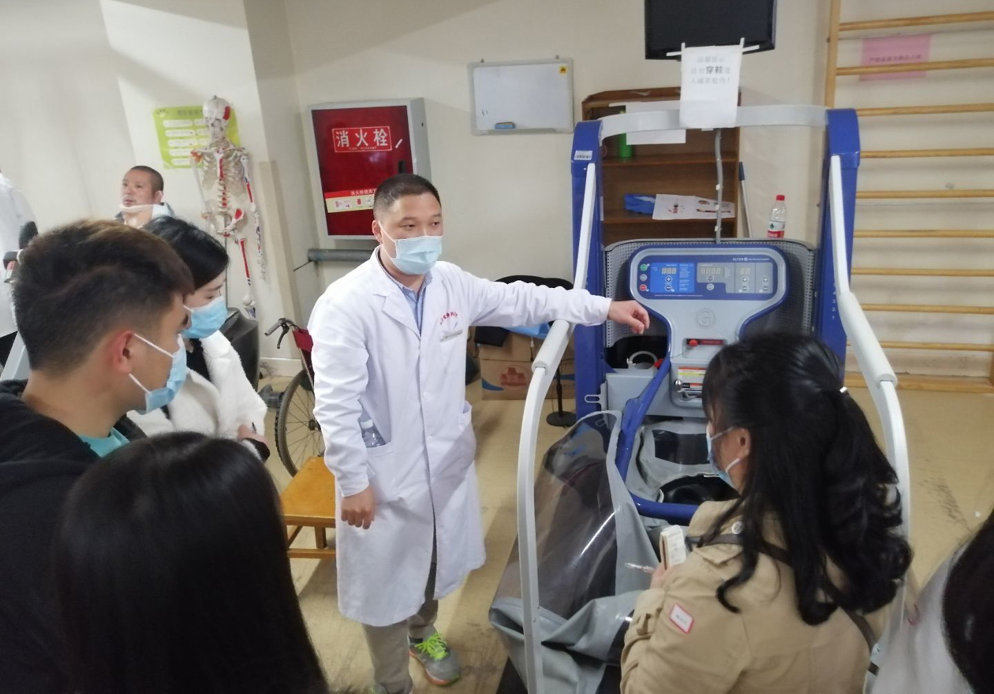 图1 介绍减重训练仪器1.jpg