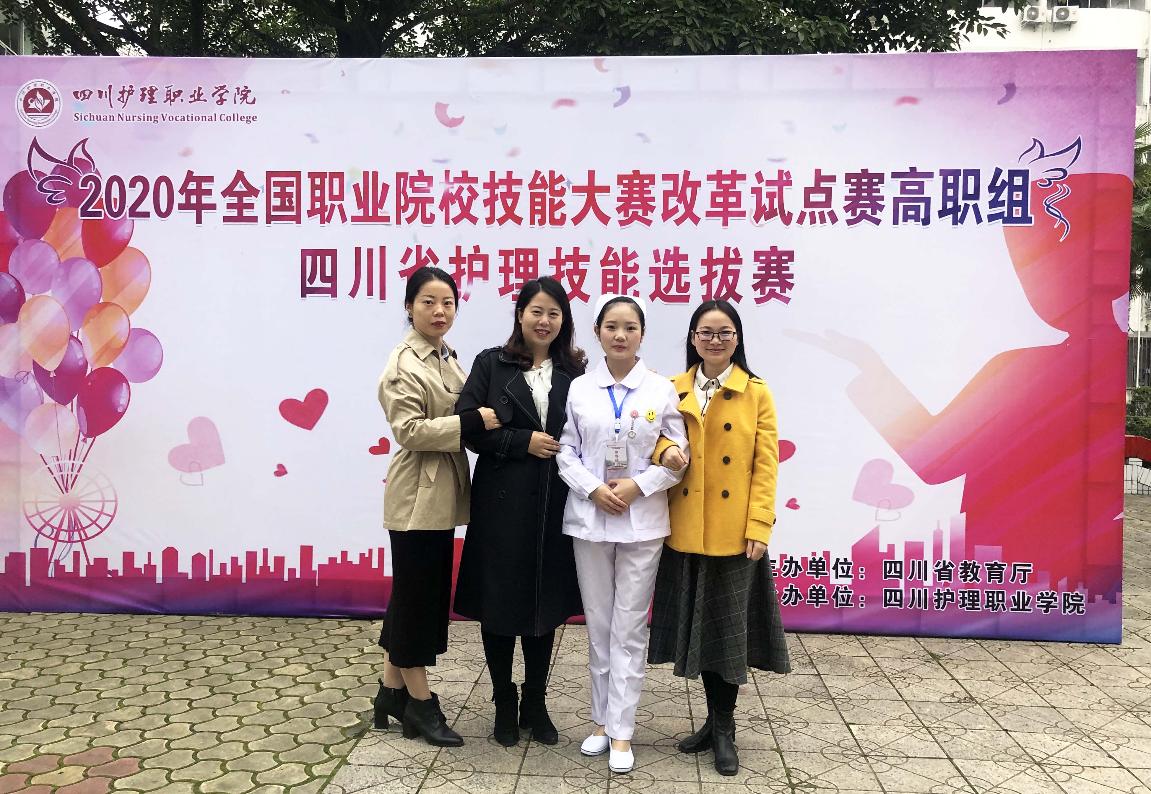 图1 我校参赛选手与带队教师合影1.jpg