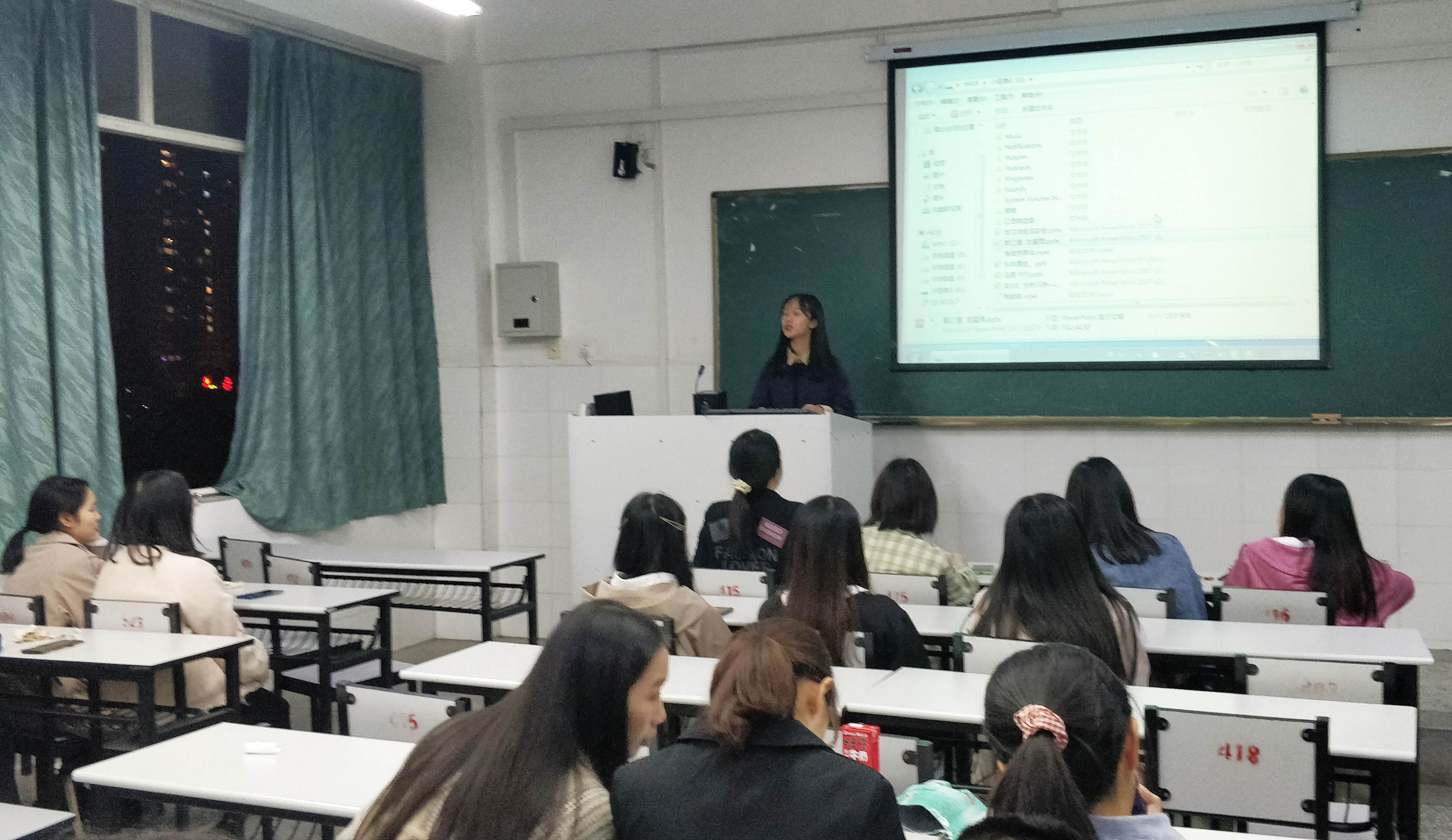 图1 演讲进行时2.jpg