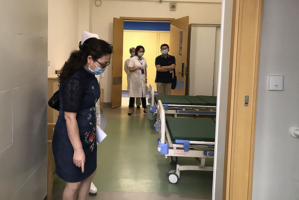 图4护理部专家现场考察.jpg