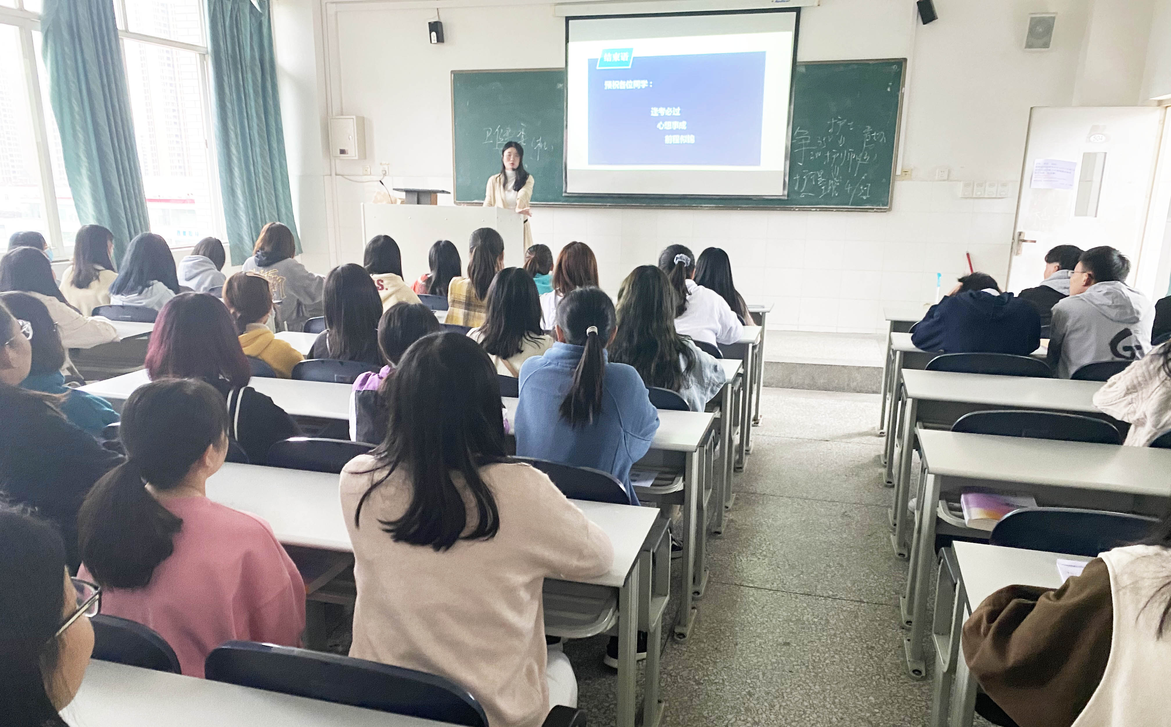 图1 2020级护理05班“专升本”政策解读1.jpg