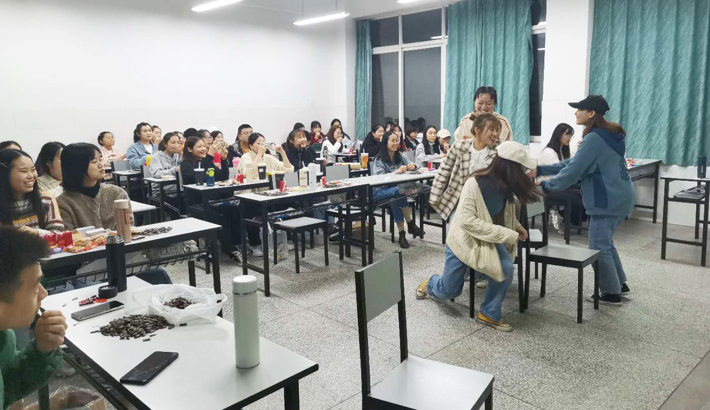 图2 2018级护理学16班活动现场2.jpg